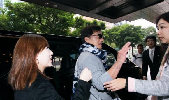 成龍被問歐陽娜娜與房祖名關係，他反問記者房祖名是誰後急速閃人