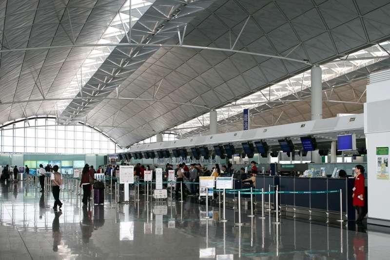 å½æ³°èªç©ºå¨é¦æ¸¯å½éæºåºçç»æºæä½ï¼Gleb Osokin@Wikipedia / CC BY-SA 3.0ï¼