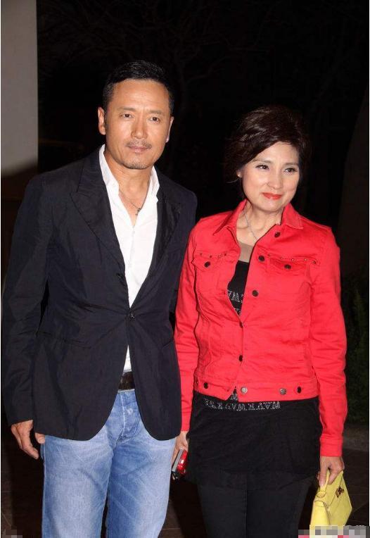 苗僑偉為戚美珍慶57歲生日,結婚29年恩愛如初,眾星雲集氣氛熱烈