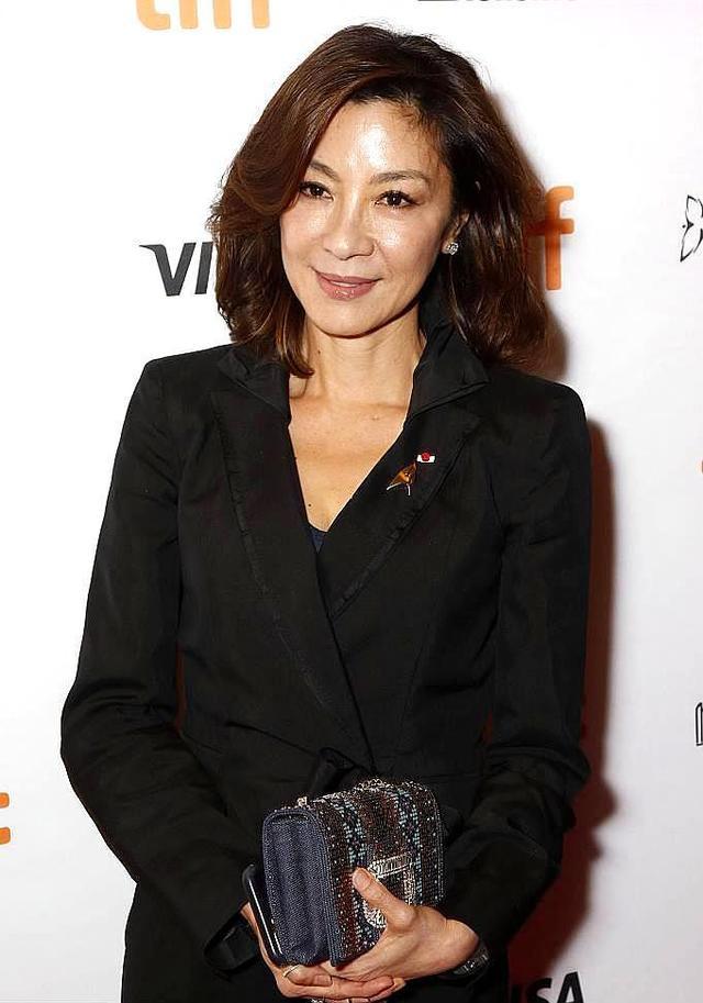 56歲楊紫瓊優雅老去，雖眼紋皺紋明顯，穿衣搭配卻盡顯品味