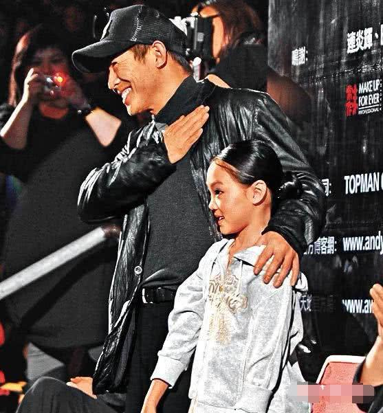 李連傑首度公開與倆女兒合照，她們遺傳利智的好身材擁有驚豔美貌