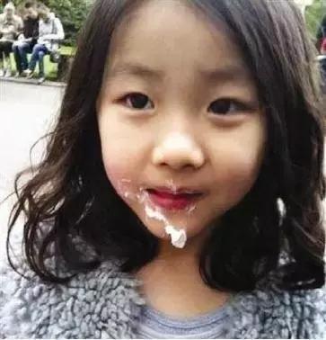 陳奕迅帶妻女度假被偶遇,14歲女兒穿紅毛衣跟路人開心揮手