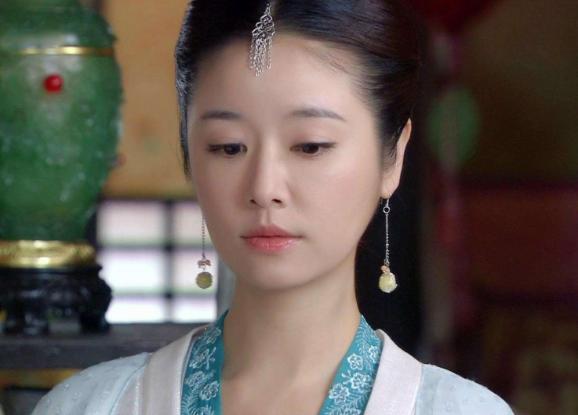 同樣是43歲，林心如皮膚松弛很顯老，而她保養得像個水靈的小姑娘