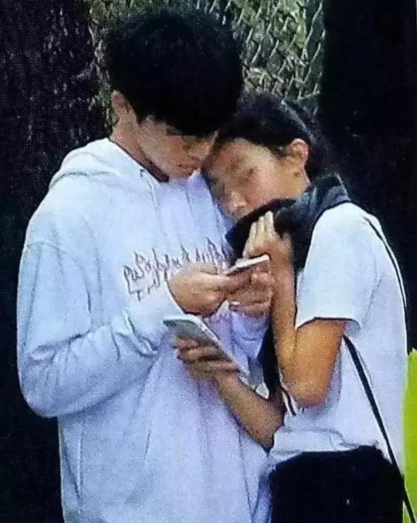 陳奕迅帶妻女度假被偶遇,14歲女兒穿紅毛衣跟路人開心揮手