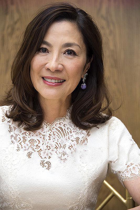 56歲楊紫瓊優雅老去，雖眼紋皺紋明顯，穿衣搭配卻盡顯品味