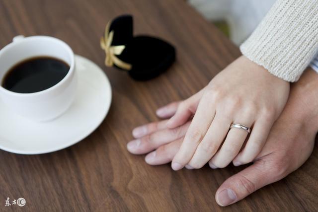 她決定忍下丈夫出軌的事情，因為她還有女兒和母親要照顧