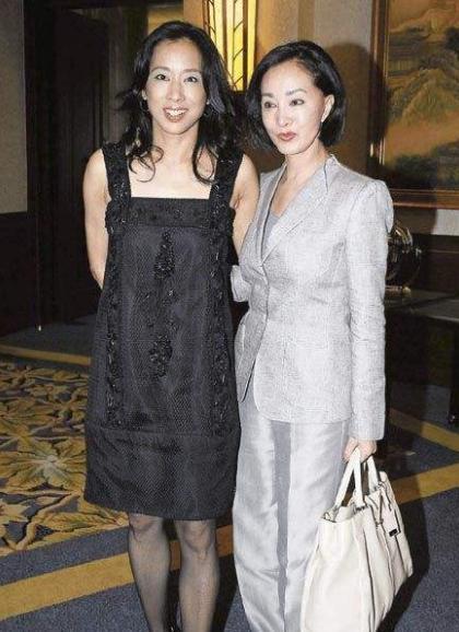 富豪三求婚答應，婚後隱忍43年，丈夫去世獲70億遺產，今生活瀟灑