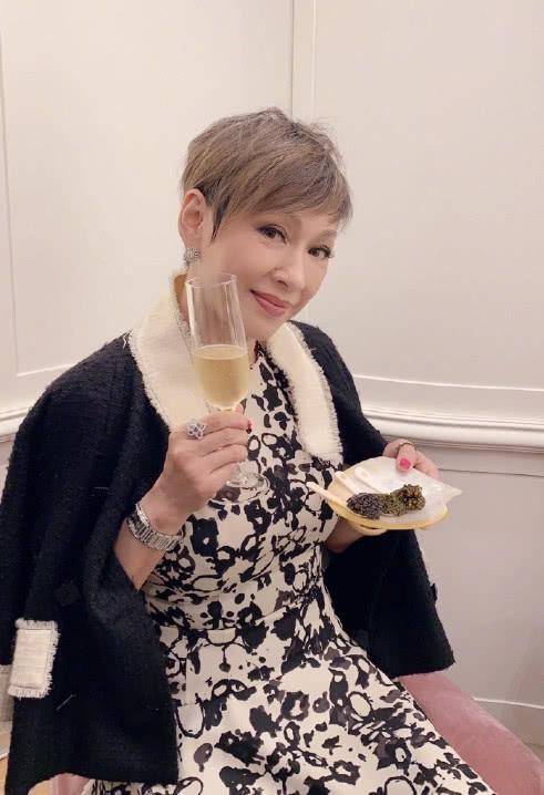 周潤發前妻曬近照,年過半百仍瀟灑自在,兩個女兒亭亭玉立顏值高