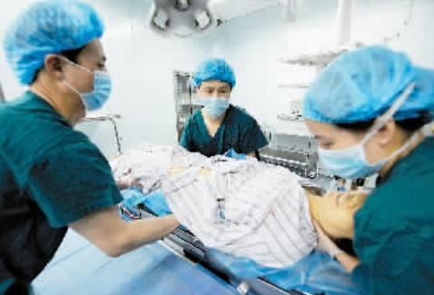 46歲女子泡腳猝死，醫生提醒：熱水泡腳雖好，這9類人一定不能泡