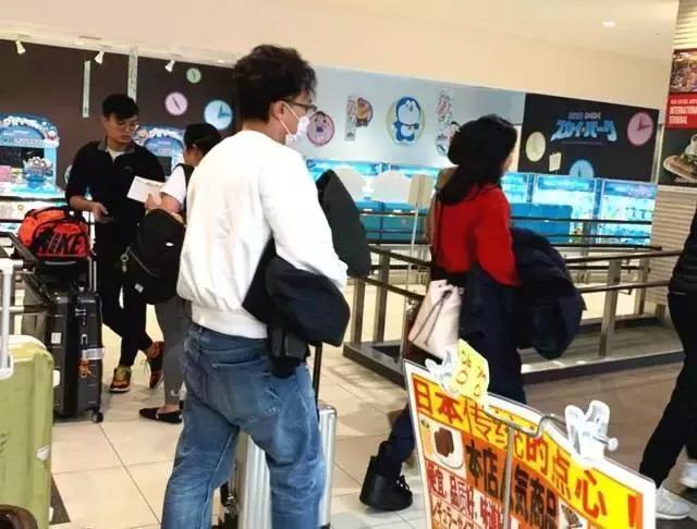 陳奕迅帶妻女度假被偶遇,14歲女兒穿紅毛衣跟路人開心揮手