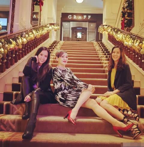 周潤發前妻曬近照,年過半百仍瀟灑自在,兩個女兒亭亭玉立顏值高