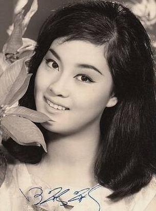 富豪三求婚答應，婚後隱忍43年，丈夫去世獲70億遺產，今生活瀟灑
