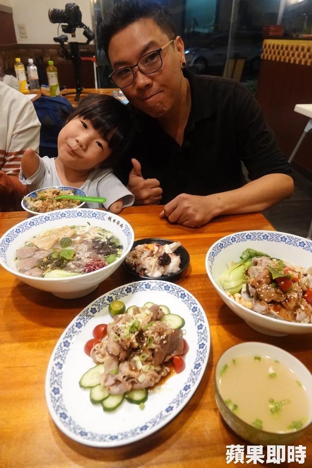 徐爸爸開餐廳獨力扶養女兒。戴之聖攝