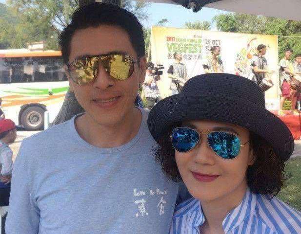 娛樂圈的丁克夫妻，素食24年拒絕吃肉，今年過半百，依舊美如少女