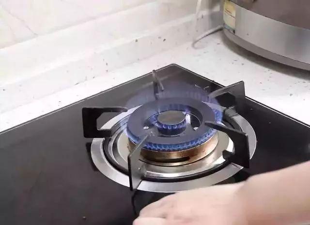 瓦斯爐有個「小機關」用牙籤戳一下!每月省下一半瓦斯費