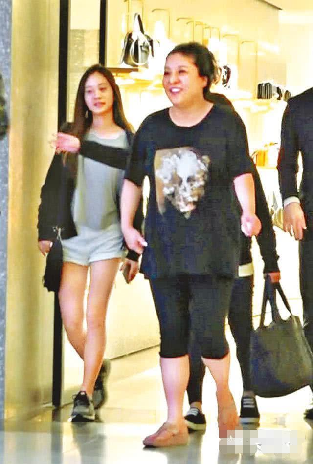 李連傑首度公開與倆女兒合照，她們遺傳利智的好身材擁有驚豔美貌