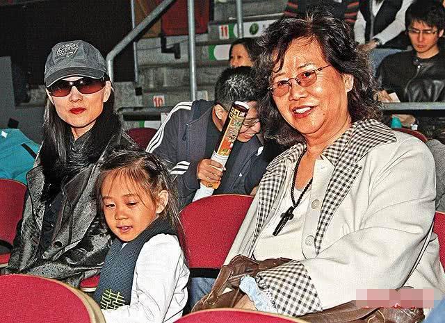 李連傑首度公開與倆女兒合照，她們遺傳利智的好身材擁有驚豔美貌