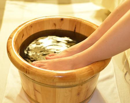 46歲女子泡腳猝死，醫生提醒：熱水泡腳雖好，這9類人一定不能泡