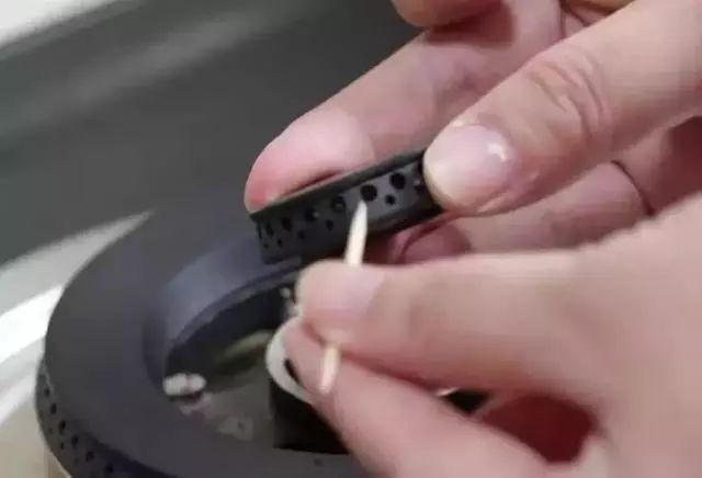 瓦斯爐有個「小機關」用牙籤戳一下!每月省下一半瓦斯費