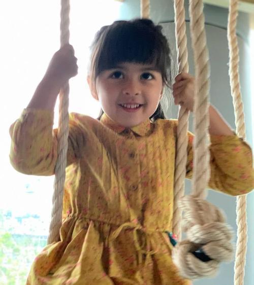 梁詠琪混血女兒長大了，繼承爸媽好基因，大眼睛水靈動人好精致