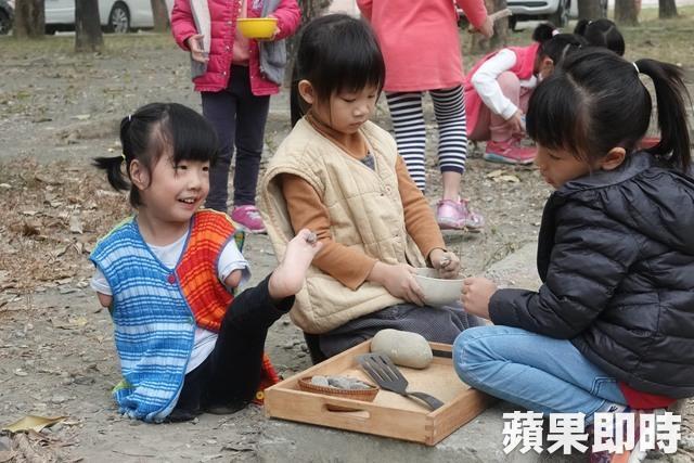 又立與幼兒園的小朋友一起玩辦家家酒。戴之聖攝