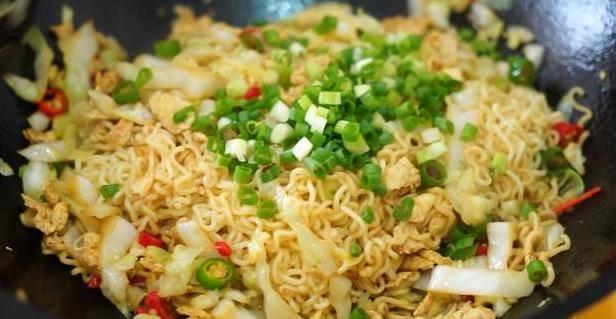 讓老婆給泡一碗麵，結果她給炒了，吃完我竟還想再吃第二碗！太美味了！