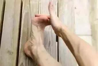 小腿抽筋不只是缺鈣!專家提醒:這6大原因才是真兇,別大意