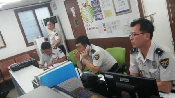 警員遇「失智症阿嬤」手扛2個大包袱,只會說「我女兒生了…」打開包袱後,大家都紅了眼眶!