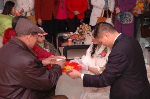新婚夜老公逼我給公婆下跪磕頭，我的一番話讓他們漲紅了臉