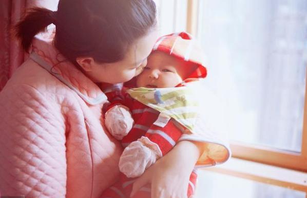 女兒剛滿月，老公就逼我回娘家借錢，我媽說句話他怒扇我媽兩巴掌