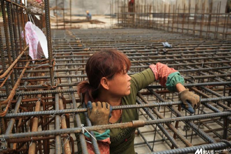 每天徒手綁鐵絲4000次，偉大母親徒手養大3個子女直到成家立業！看到她的手時大家心都碎了！