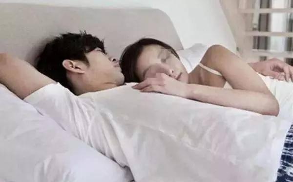 丈夫出差，我深夜睡不著給他打電話，忘掛電話，聽到聲音我淚如雨下