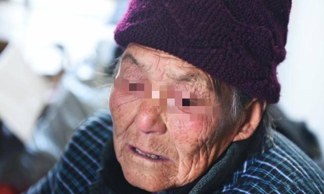 七旬老太找女兒借錢，開不了口，女兒給件衣服，回家一看淚流滿麵