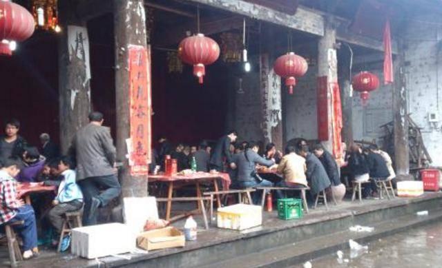 哥哥親手把親弟弟推下井，準備走時卻看見弟弟站在井邊對他笑