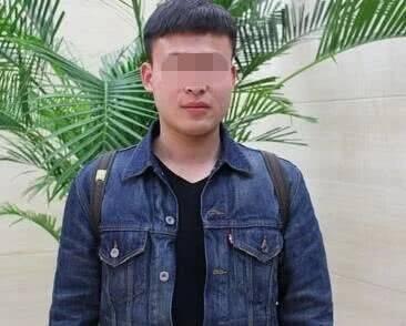 父親每月給兒子寄錢，兒子卻從不回電話，去趟兒子學校，父親傻了