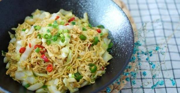 讓老婆給泡一碗麵，結果她給炒了，吃完我竟還想再吃第二碗！太美味了！