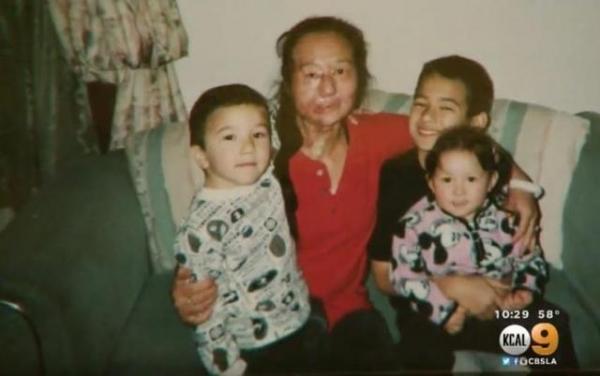 28歲時她被丈夫嚴重家暴,戴了12年麵具,孩子只能聽聲音認她