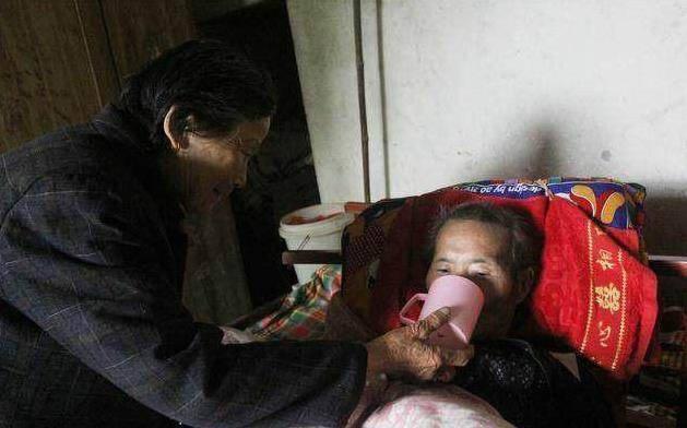 女兒贍養母親五年，臨終卻把遺產都給了兒子，女婿不服，回家傻了