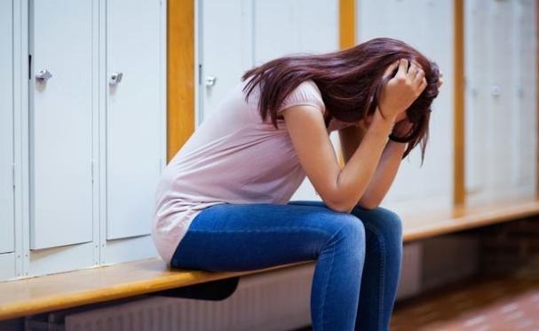 女兒剛滿月，老公就逼我回娘家借錢，我媽說句話他怒扇我媽兩巴掌