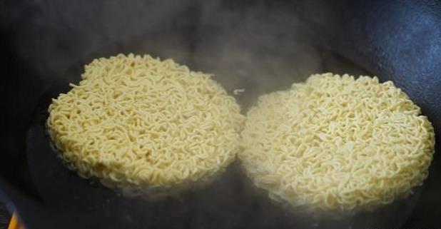 讓老婆給泡一碗麵，結果她給炒了，吃完我竟還想再吃第二碗！太美味了！