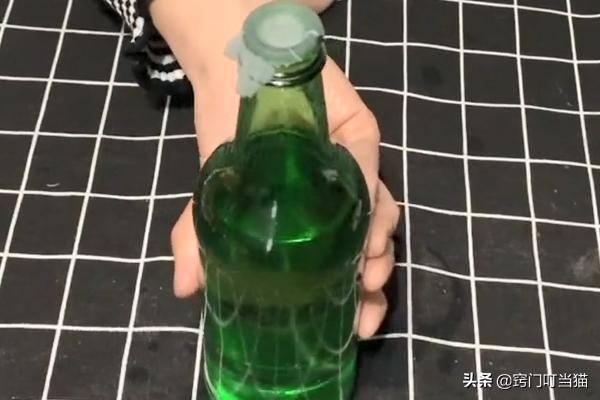 在玻璃瓶上麵蓋一張紙巾，沒想到還有這個大妙用，學會受用一生！
