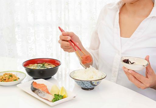 飯後是站著好、坐著好,還是躺著好?不妨聽聽專家怎麼說?