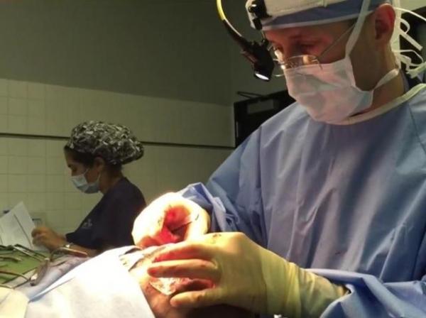 28歲時她被丈夫嚴重家暴,戴了12年麵具,孩子只能聽聲音認她