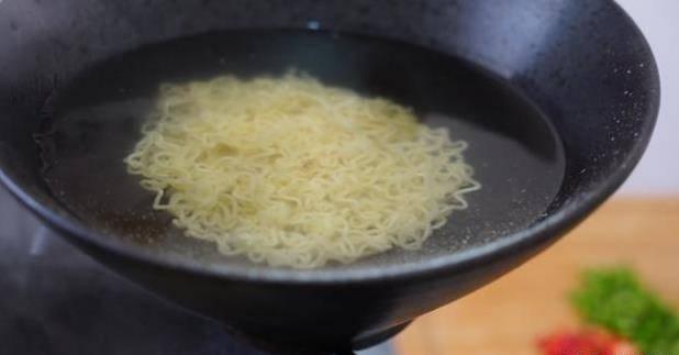 讓老婆給泡一碗麵，結果她給炒了，吃完我竟還想再吃第二碗！太美味了！