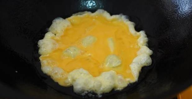 讓老婆給泡一碗麵，結果她給炒了，吃完我竟還想再吃第二碗！太美味了！