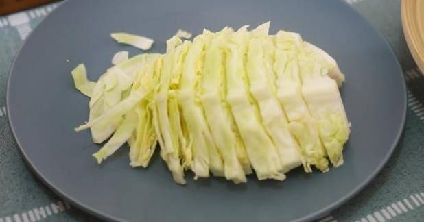 讓老婆給泡一碗麵，結果她給炒了，吃完我竟還想再吃第二碗！太美味了！