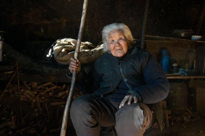 老母親去世，送殯時3個兒子都沒回來，一年後老屋子長滿靈芝