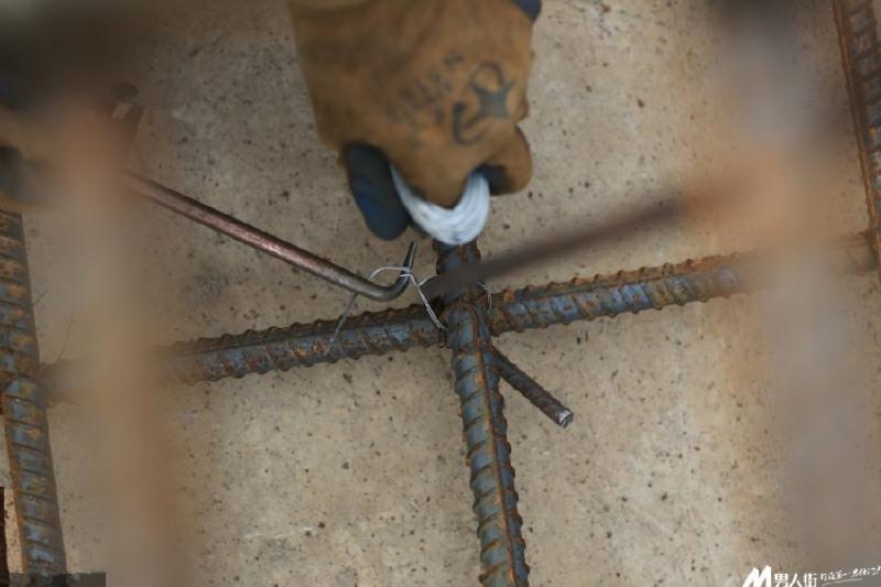 每天徒手綁鐵絲4000次，偉大母親徒手養大3個子女直到成家立業！看到她的手時大家心都碎了！