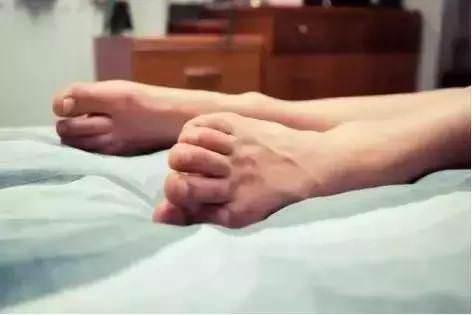 小腿抽筋不只是缺鈣!專家提醒:這6大原因才是真兇,別大意