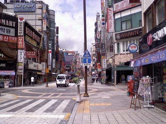 警員遇「失智症阿嬤」手扛2個大包袱,只會說「我女兒生了…」打開包袱後,大家都紅了眼眶!